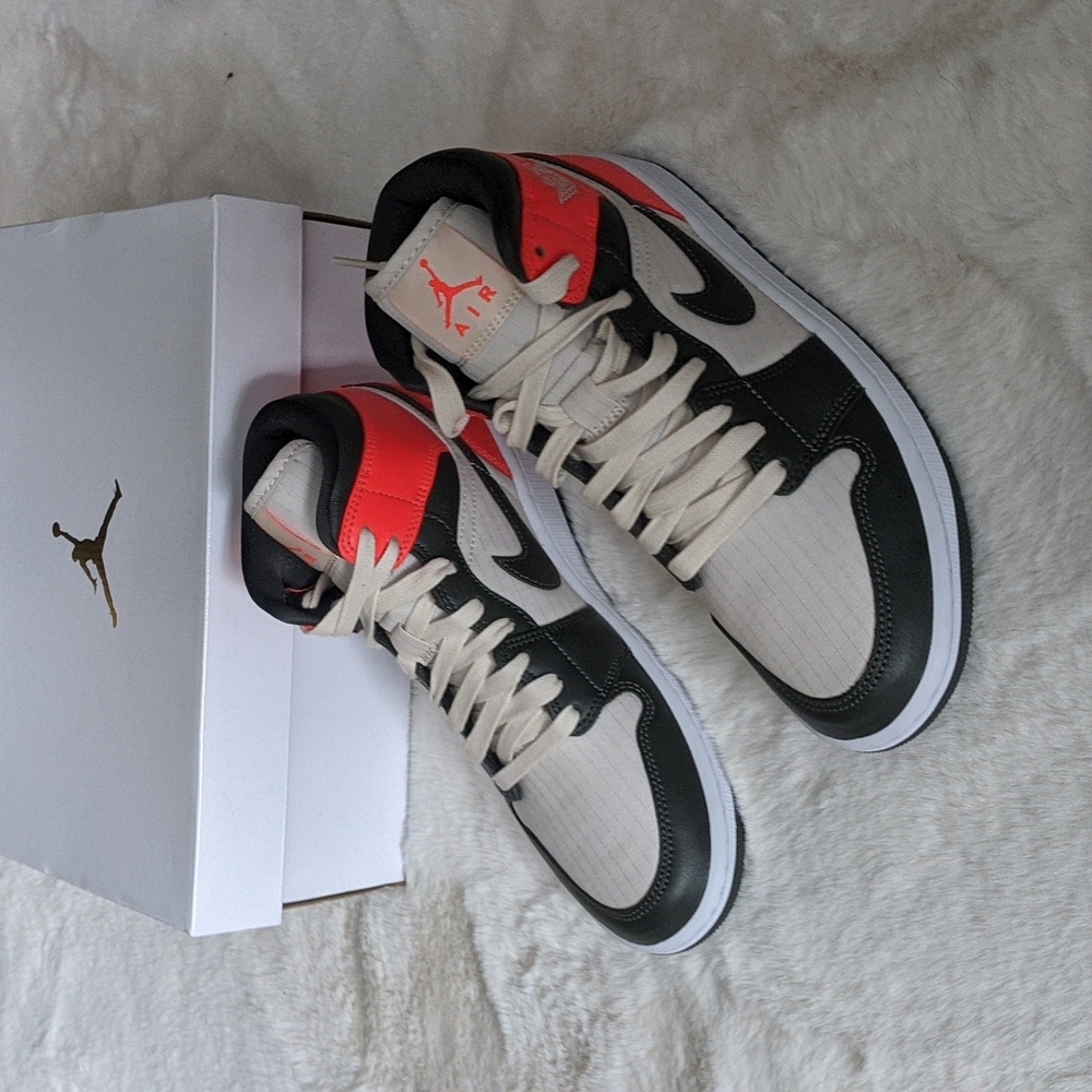 Air Jordan 1 Mid SE Newsprint size 8